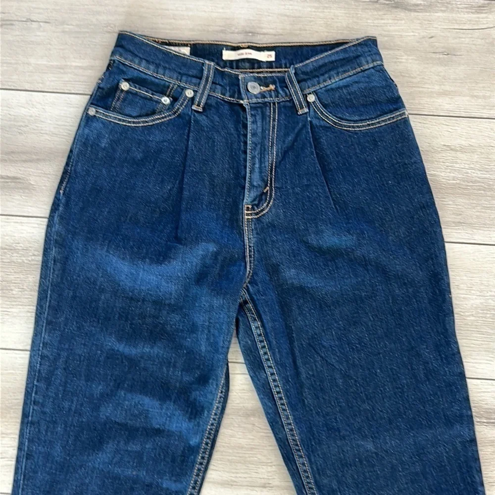Levi’s premium Italian denim MOM jeans size 25